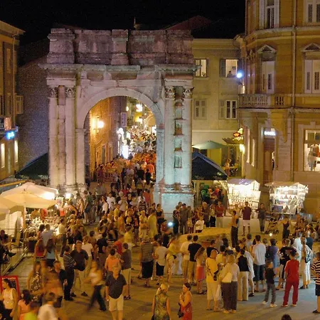 Sea شقة Galižana